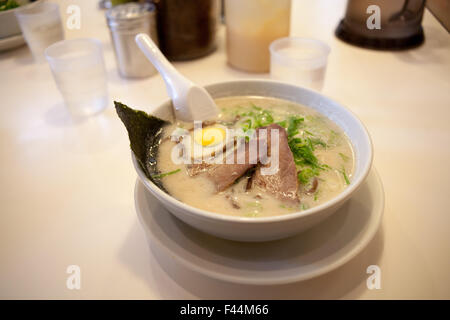 Ciotola di fukuoka tonkotsu ramen con chashu e uova sode Foto Stock