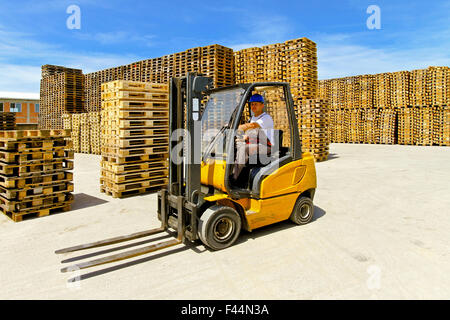 Operatore carrello elevatore a forche Foto Stock