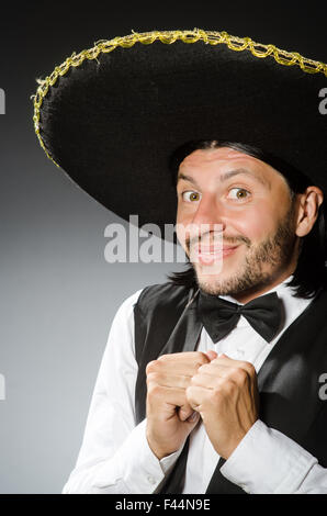 Uomo messicano indossa sombrero isolato su bianco Foto Stock