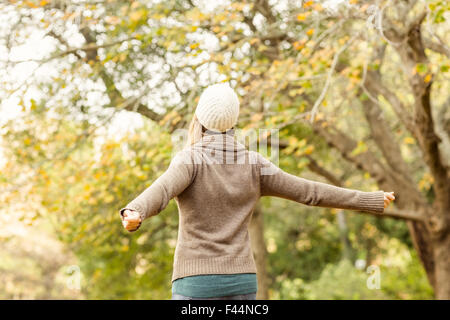 Vista posteriore di una donna con le braccia aperte Foto Stock