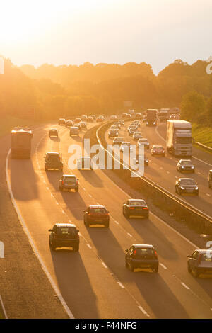 M42 Autostrada vicino Alvechurch, UK. 14 ottobre, 2015. Impegnative condizioni di luce sull'autostrada M42 vicino Alvechurch per West bound Rush Hour driver come l'impostazione sole autunnale riguarda la visibilità. Credito: Paolo weston/Alamy Live News Foto Stock