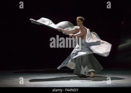 Budapest, Ungheria. Xiv oct, 2015. Un artista dall'Ungherese circo contemporaneo Recirquel azienda esegue durante la prova generale del loro nuovo spettacolo 'Non Solus" (latino per "non da soli"), prima di premiere nel Palazzo delle Arti di Budapest, in Ungheria, il 14 ottobre 2015. Recirquel Company è stata fondata dal regista e coreografo Bence Vagi nel 2012. Il suo scopo è quello di introdurre ungherese circo contemporaneo genere per tutti gli altri paesi del mondo. Credito: Attila Volgyi/Xinhua/Alamy Live News Foto Stock