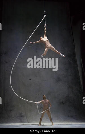 Budapest, Ungheria. Xiv oct, 2015. Due artisti dalla ungherese circo contemporaneo azienda Recirquel eseguire durante la prova generale del loro nuovo spettacolo 'Non Solus" (latino per "non da soli"), prima di premiere nel Palazzo delle Arti di Budapest, in Ungheria, il 14 ottobre 2015. Recirquel Company è stata fondata dal regista e coreografo Bence Vagi nel 2012. Il suo scopo è quello di introdurre ungherese circo contemporaneo genere per tutti gli altri paesi del mondo. Credito: Attila Volgyi/Xinhua/Alamy Live News Foto Stock