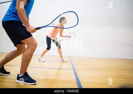 Donna che sta per servire la palla Foto Stock