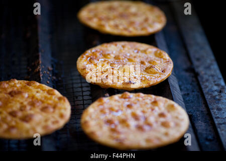 Giapponese cracker di riso per la cottura alla griglia con salsa di soia smalto Foto Stock