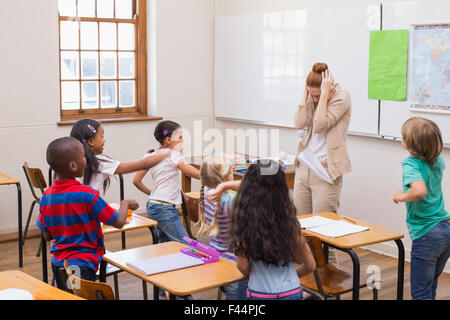 Naughty gli studenti in classe Foto Stock