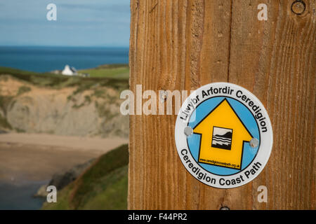 Costa e Ceredigion,sentiero costiero,segno e in spiaggia, campeggio,la chiesa e gli escursionisti escursionismo hill, tumulo a Mwnt, Ceredigion, West Wales,Wales.U.K. Foto Stock