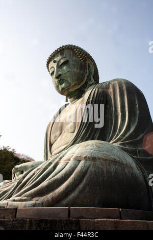 In Kamakura gigantesca statua del Buddha dal basso il ginocchio sinistro Foto Stock