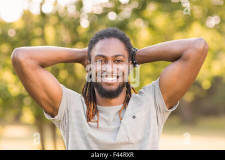 Bello hipster nel parco Foto Stock