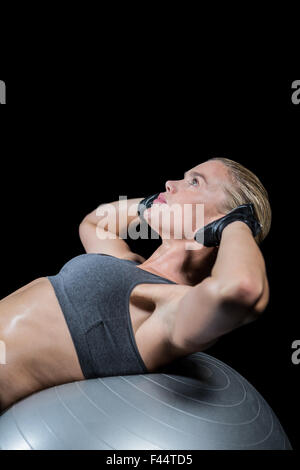 Donna muscolare facendo sit ups Foto Stock