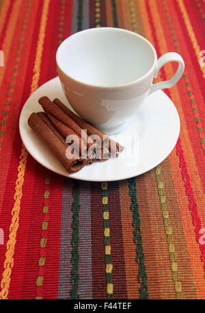 Bastoncini di cannella con tazza Foto Stock