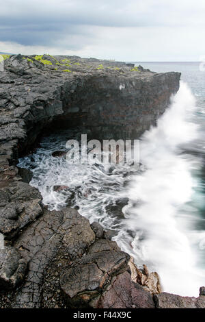 Oceano Pacifico onde infrangersi contro la roccia vulcanica, Hawai'i vulcani del Parco Nazionale, Big Island, Hawai'i, STATI UNITI D'AMERICA Foto Stock