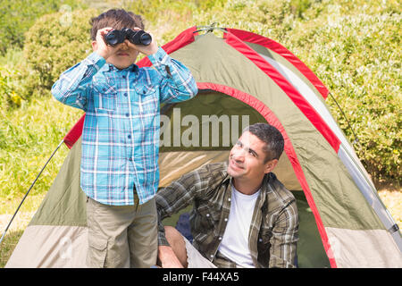 Padre e figlio nella loro tenda Foto Stock