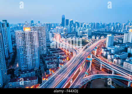 Interscambio di città in nightfall Foto Stock