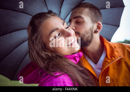 Coppia felice sotto un ombrello Foto Stock