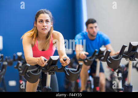 L uomo e la donna con cyclette Foto Stock