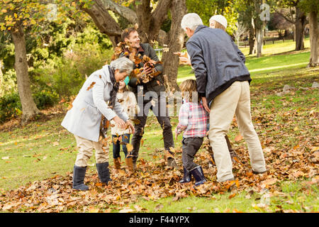 La famiglia felice che giocano nel parco insieme Foto Stock