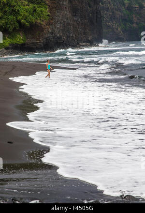 Visitatore sulla spiaggia al punto Akoakoa, Polulu Valley, Big Island delle Hawai'i, Hawai'i, STATI UNITI D'AMERICA Foto Stock