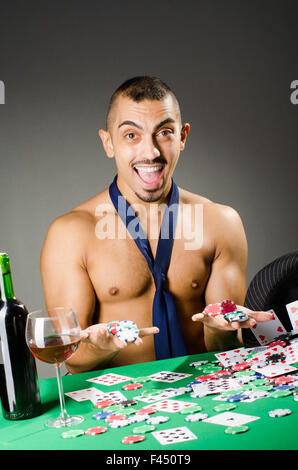 Uomo di bere e giocare nel casinò Foto Stock