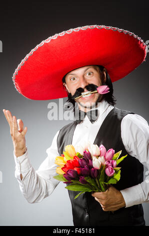 Uomo messicano indossa sombrero isolato su bianco Foto Stock