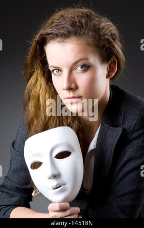 Donna con maschera di ipocrisia concept Foto Stock