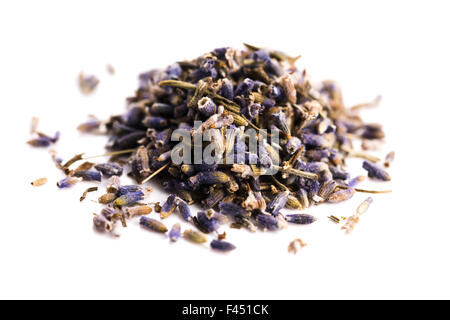 Erbe lavanda Bud Fiore Heap di tè superficie di pelo vista dall'alto isolato su sfondo bianco Foto Stock