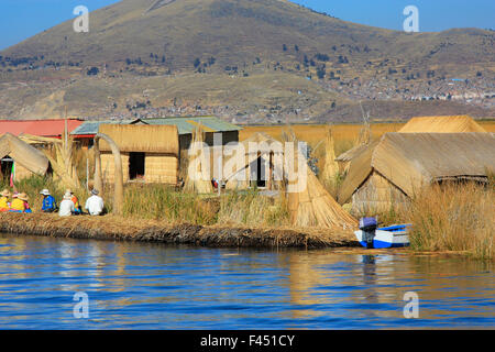 Flottante Isole Uros sul lago Titicaca in Perù che è 3800 metri sopra il livello del mare, il lago navigabile più alto del mondo Foto Stock