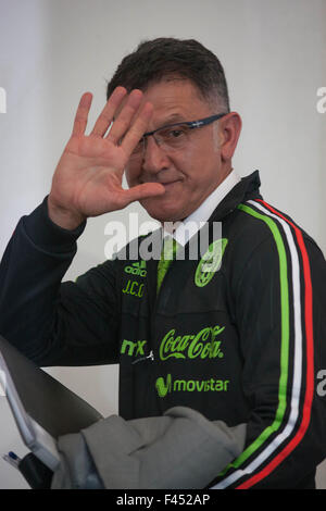 Città del Messico. Xiv oct, 2015. Il Messico Nuovo National Soccer team coach Juan Carlos Osorio onde dopo la sua presentazione ai media in Città del Messico, capitale del Messico, dal 14 ottobre, 2015. Credito: Pedro Mera/Xinhua/Alamy Live News Foto Stock