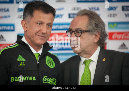 Città del Messico. Xiv oct, 2015. Il Messico Nuovo National Soccer team coach Juan Carlos Osorio (L) reagisce insieme con il presidente della Federazione di calcio messicano (FMF) Decio de Maria durante la sua presentazione ai media in Città del Messico, capitale del Messico, dal 14 ottobre, 2015. Credito: Pedro Mera/Xinhua/Alamy Live News Foto Stock