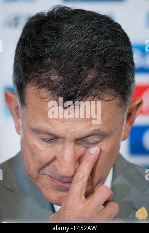 Città del Messico. Xiv oct, 2015. Il Messico Nuovo National Soccer team coach Juan Carlos Osorio reagisce dopo la sua presentazione ai media in Città del Messico, capitale del Messico, dal 14 ottobre, 2015. Credito: Pedro Mera/Xinhua/Alamy Live News Foto Stock