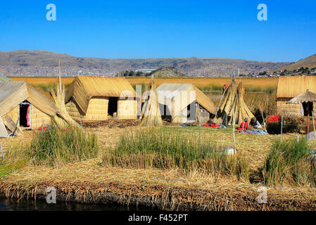 Flottante Isole Uros sul lago Titicaca in Perù che è 3800 metri sopra il livello del mare, il lago navigabile più alto del mondo Foto Stock