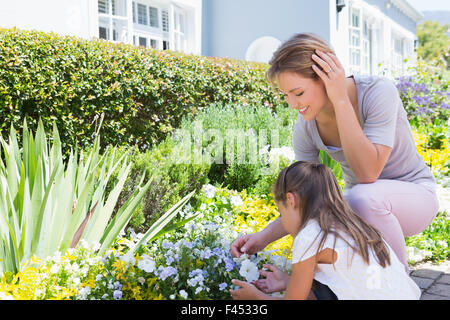 Madre e figlia che tende a fiori Foto Stock