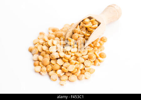 Giallo piselli spezzati isolati su sfondo bianco Foto Stock