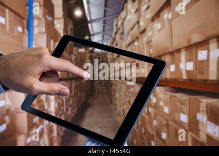 Immagine composita dell'uomo utilizzando tablet pc Foto Stock