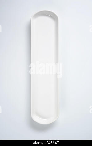 Bianco piastra ovale su sfondo bianco Foto Stock