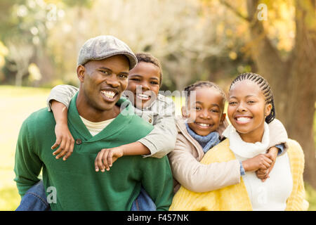 Ritratto di una giovane famiglia sorridente in piggyback Foto Stock