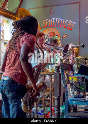 A The Spotted Cat, un jazz club su francesi Street a New Orleans, un americano africano sassofonista suona con una band. Nota punta a destra.. Foto Stock