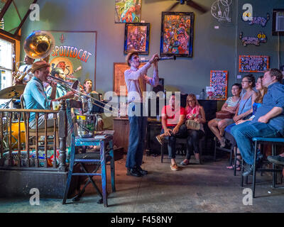 A The Spotted Cat, un jazz club su francesi Street a New Orleans, musicisti suonano per un pubblico. Nota vaso di punta da stadio. Foto Stock