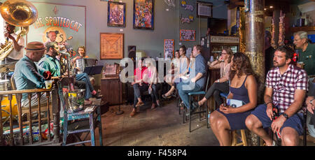 A The Spotted Cat, un jazz club su francesi Street a New Orleans, musicisti suonano per un pubblico. Nota vaso di punta da stadio. Foto Stock