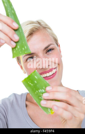 Donna attraente scatto foglia di aloe vera Foto Stock