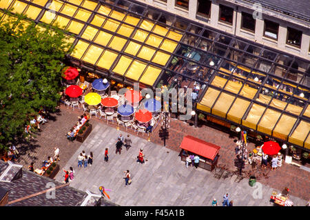 Pranzo diners raccogliere all'aperto sotto gli ombrelloni a Boston il famoso Mercato di Quincy, parte di Faneuil Hall Marketplace. Foto Stock