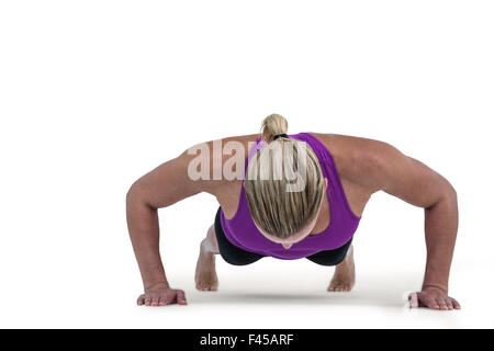 Donna muscolare facendo ups push Foto Stock