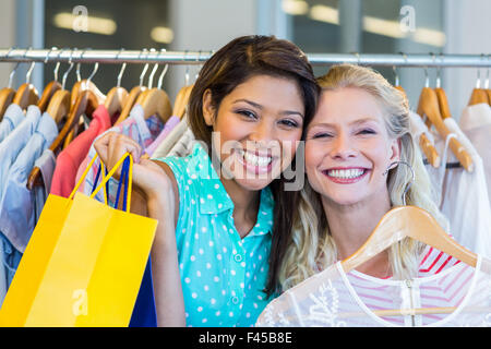 Sorridente amici facendo shopping insieme Foto Stock