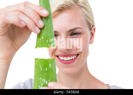 Donna attraente scatto foglia di aloe vera Foto Stock