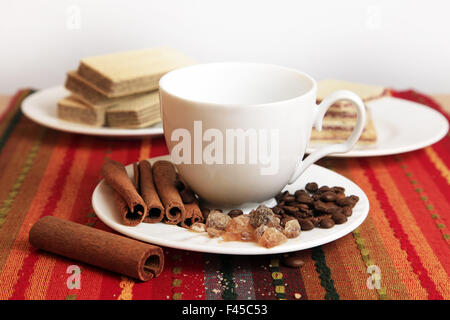 Bastoncini di cannella con tazza Foto Stock