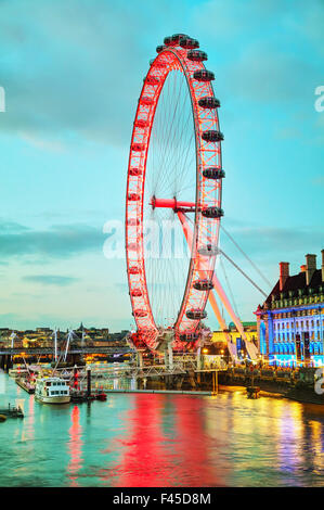 Il London Eye ruota panoramica Ferris di sera Foto Stock