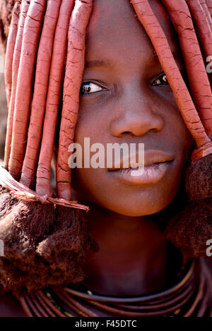 Ritratto di donna Himba con caratteristica Otjize (un mix di burro di cenere e ocra) che copre i capelli e la pelle, Kaokoland, Namibia, settembre 2013. Foto Stock