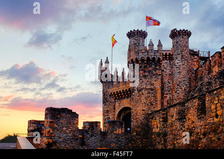 Facciata di cavalieri templari castello al tramonto, Ponferrada, Castiglia e León, Spagna Foto Stock