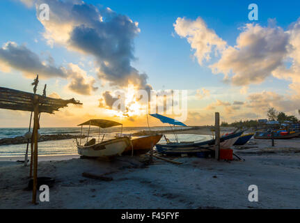 Sunrise vista con barca di legno tradizionale in primo piano Foto Stock