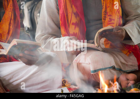 Brahman lettura durante il mantra indù puja nepalese Foto Stock